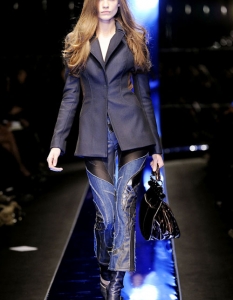 Mарка: Versace 
Кампания: Fall 2010 Ready to Wear 
Локация: Милано, седмица на модата 
Снимка: FirstView
