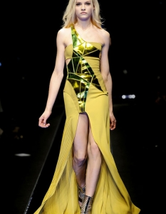 Mарка: Versace 
Кампания: Fall 2010 Ready to Wear 
Локация: Милано, седмица на модата 
Снимка: FirstView
