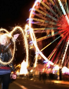 Единбург (Edinburgh) бе едно от местата не само в Шотландия (Scotland), но и в цяла Европа, в които новогодишните празници започнаха далеч преди 31 декември. Цяла седмица жители и туристи празнуваха с пищен фестивал, включващ музикални изяви, светлинно шоу, ледени пързалки и всякакви други начини на забавление. 