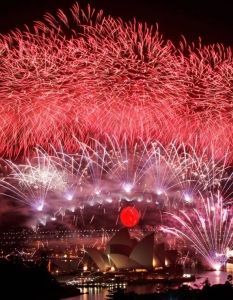 Огромни огнени фойерверки осветиха прочутия мост Sydney Harbour в най-големия град в Австралия (Australia) - Сидни, където хиляди се струпаха да посрещнат 2011 година.