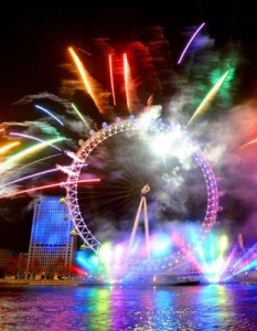 Празникът в Лондон (London) бе пред най-популярното виенско колело в света – London Eye, където светлинно шоу от червени, сини и бели фойерверки в цветовете на националния флаг се вихреше над река Темза.