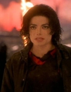 9. Michael Jackson - Earth Song
Earth Song на Майкъл Джексън (Michael Jackson) е по-драматичният саундтрак на едно земетресение, което ще ни накара да осмислим истински важните неща в живота и след като трусовете поутихнат, ще имаме надежда за по-добри дни.