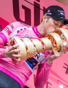 Канадецът Райдър Хеседал се радва на успеха си в Giro D