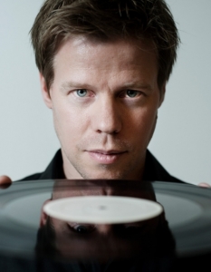 Ferry Corsten
Неслучайно наричат холандеца Ferry Corsten гений на транс музиката - той борави с всичките й компоненти по онзи характерен за добрия DJ начин, който кара косъмчетата да настръхват.   
Започва да прави музика още на 17 години, като за да си позволи техника, му се налага да мие коли. Да печели пари по този начин обаче отдавна е в миналото  му – днес Ferry Corsten e 14-ти в листа с най-богатите DJ-и в света с хонорар от 18 милиона долара.