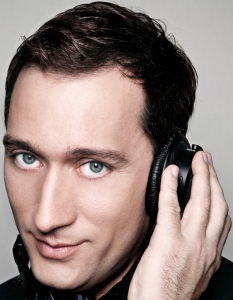 Paul van Dyk
Любовта на Матиас Пол към музиката е от най-искрените, защото означава свобода.
Роден през 1971 г., той израства в Източна Германия, където тайно слуша западните радиа, както и аудио касети, разпространявани от негови съученици.
От тази любов по-късно се ражда и славата му - определен е за най-добрия транс диджей в света за 2005 и 2006 година от списание  DJ Magazine (с над 3 милиона продадени албума).  Хубавата новина е, че българските му фенове ще могат да се насладят на тази енергия на живо - DJ-ят пристига у нас за участие в ParkLive2012 през септември.