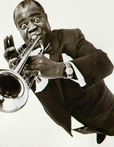 Louis Armstrong - What a Wonderful World 
 
Луиз Армстронг е от онези изпълнители, които правят музика-послание. Когато написва песента "Когато се усмихваш", призовава притиснатите от тежката икономическа криза американци да се усмихват. И успява. Каква по-голяма сила би могла да има музиката?
Каквото и да си говорим, понякога светът наистина не изглежда никак прекрасен. Хубаво е все пак някой да ти припомни по толкова прекрасен начин, че има защо да се усмихнеш.