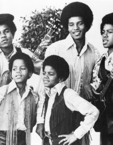 The Jackson 5 - I Want You Back   The Jackson 5 са симбиоза между прекрасна музика и уникалният глас на Майкъл Джексън, който остава в главата за дълго. A I Want You Back е една от многото хубави техни песни, която поражда усмивки и поддържа доброто настроение.