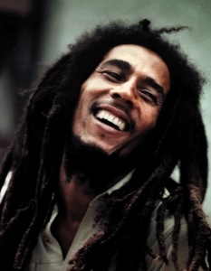 1. Bob Marley
Няма нищо учудващо в нито една реге класация, в която Bob Marley е на първо място. И нищо по-правдоподобно от тази му позиция.
 Робърт Неста Марли е роден на 6 февруари 1945 г. И продължава да живее, докато съществува регето. Въпреки че не е негов основател, Марли е причината стилът да придобие световна популярност, а песните му да живеят в сърцата на хората и до днес.