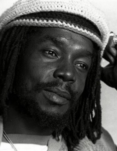 2. Peter Tosh
 
The Wailers са вторият синоним на реге културата. И как иначе – това е колаборацията между Bob Marley, Peter Tosh и Bunny Wailer. Питър Тош е от онези музиканти, които носят музиката във вените си – още от малък той се учи да свири сам на китара, слушайки радио, а през 1963 година предава знанията си на Боб Марли и Bunny Wailer.  Впоследствие Tosh започва изключително успешна самостоятелна кариера като музикант, която, за съжаление, е прекратена по нелеп начин – той е убит в дома си по време на обир.