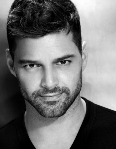 Ricky Martin
Въпреки че отдавна сподели в публичното пространство, че е хомосексуален, Рики Мартин (Ricky Martin) не спира да се радва на внимание от дамската половина на феновете си. Макар и на 40, той все още е доста горещ и изглежда страхотно.