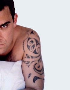 Robbie Williams
38-годишният Роби Уилямс (Robbie Williams) е показвал изваяното си тяло не само по време на концерти, но и в редица видеоклипове. Роби е винаги достатъчно магнетичен и секси, за да го желаят жени от всички възрастови групи.