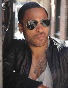 Lenny Kravitz
Той е на 48 години, но трудно бихме могли да му дадем тази възраст, съдейки от визията и тялото му. Лени Кравиц (Lenny Kravitz) винаги се е радвал на интерес от страна на своите фенки, като сега дори още по-горещ, отколкото когато е бил на 25 години. Явно той също е сред мъжете, които изглеждат по-добре с напредването на годините.