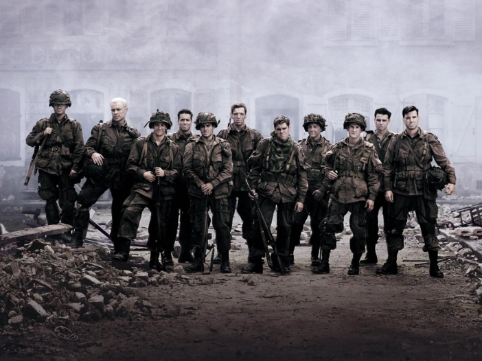 "Братя по оръжие" (Band of Brothers)Минисериалът на HBO Band of Brothers, чиито продуценти са Стивън Спилбърг (Steven Spielberg) и Том Ханкс (Tom Hanks), е едно от най-впечатляващите заглавия сред военните сериали. Действието се развива през Втората световна война, а главните роли са поверени на Деймиън Люис (Damian Lewis), Рон Ливингстън (Ron Livingston) и Дони Уолбърг (Donnie Wahlberg). 