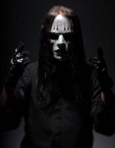 Joey Jordison
Joey Jordison е част от американската банда SlipKnoT и е един от най-енергичните и раздаващи се музиканти. Освен в групата на Кори Тейлър, Joey е свирил още в KoRn, Rob Zombie и Murderdolls. През 2004 г. спасява ден от Download фестивала - когато Lars Ulrich от Metallica влиза в болница по спешност, Jordison изсвирва заедно с групата 9 от 12-те песни в сетлиста им.