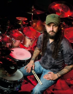 Mike Portnoy
Майк Портной бе известен като барабанист в американската банда Dream Theater. На 37-годишна възраст той бе въведен в Залата на славата за модерни барабанисти. Изключително талантлив, Портной е награждаван редица пъти за безспорните си умения с палките и барабаните.