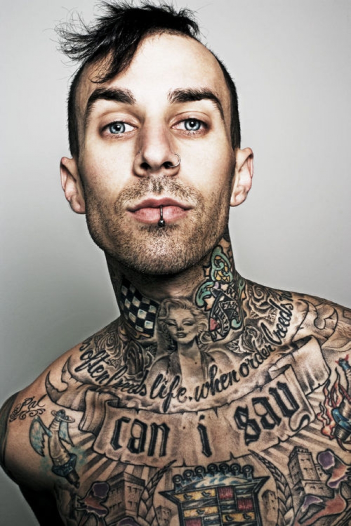 Travis Barker
Изключително енергичният барабанист на Blink-182 свири както с момчетата от триото, така и соло. Невероятните му ремикси на известни парчета трупат милиони посещения в YouTube. Без съмнение Travis е един от най-гениалните и талантливи барабанисти на нашето време!