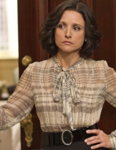 Джулия Луис Драйфус (Julia Louis-Dreyfus)Отличието за най-добра комедийна актриса в главна роля отиде при Джулия Луис Драйфус (Julia Louis-Dreyfus) за изпълнението й в ситкома Veep на HBO.