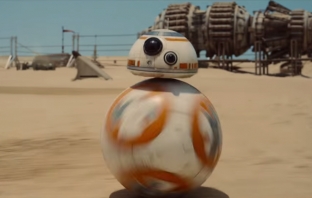 BB-8 се среща за първи път с феновете на Star Wars на Celebration Anaheim 2015