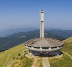 Добрият, лошият и грозният кацнаха на Бузлуджа