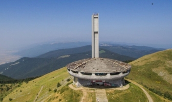 Добрият, лошият и грозният кацнаха на Бузлуджа