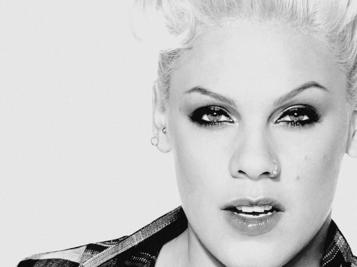 P!nk с нов видеоклип във френски стил. Виж Blow me (One Last Kiss) тук!