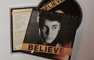 Виж кой печели албума Believe на Justin Bieber с Avtora.com!